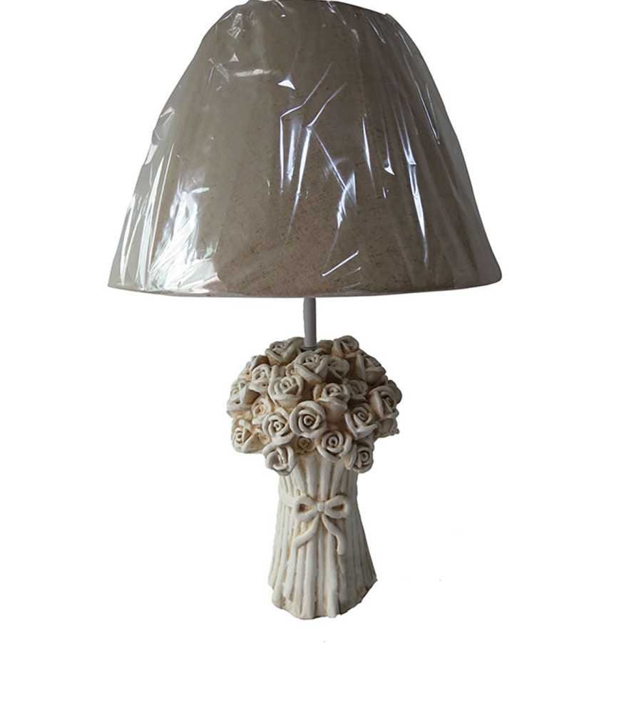 Lampe avec chapeau bouquet de fleurs